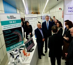 Don Felipe durante la breve explicación sobre la labor de investigación de la Universidad Carlos III de Madrid a cargo del vicerrector primero y de In