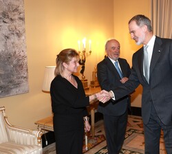 El Rey a su llegada al Palacio Real de El Pardo fue recibido por el director de la Real Academia Española y vicepresidente de la Fundación, Santiago M