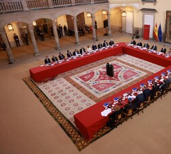 Reunión anual del Patronato de la Fundación pro Real Academia Española, en el Patio de los Austrias del Palacio de El Pardo, presidida por el Rey