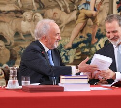 El director de la Real Academia Española y vicepresidente de la Fundación, Santiago Muñoz Machado, entrega al Rey un ejemplar de la Memoria de Activid