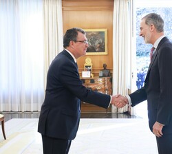 Don Felipe recibe el saludo del alcalde de Murcia y presidente del Comité Organizador Murcia 1200, José Ballesta Germán 