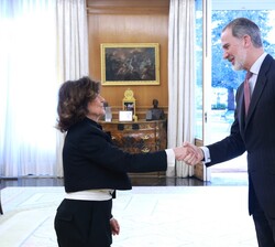 Don Felipe recibe el saludo de la presidenta del Consejo de Estado, Carmen Calvo Poyato