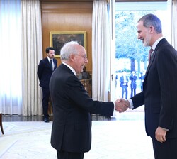Su Majestad el Rey recibe el saludo del presidente de la Real Academia de Jurisprudencia y Legislación, Manuel Pizarro Moreno