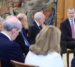 Don Felipe en un momento de la audiencia con una representación de la Real Academia de Jurisprudencia y Legislación de ESpaña, y de su Fundación y de 