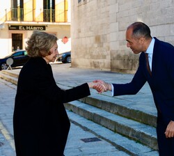 Su Majestad la Reina Doña Sofía recibe el saludo del alcalde del Real Sitio de San Ildefonso, Samuel Alonso
