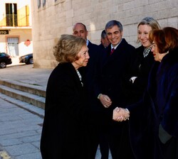 Su Majestad la Reina Doña Sofía recibe el saludo de la presidenta de Hispania Nostra, Araceli Pereda