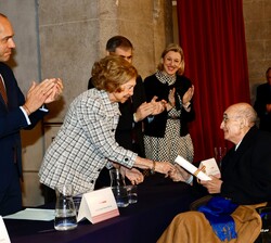 Doña Sofía hace entrega del diploma a José María Ballester, socio fundador de Hispania Nostra, por toda una vida dedicada al servicio del Patrimonio C