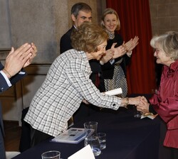 Su Majestad la Reina Doña Sofía hace entrega del galardón por Salvaguarda del paisaje natural de Punta Nati, Menorca, a Carmela Sánchez, presidenta de