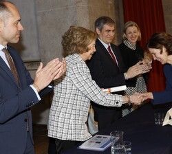 Su Majestad la Reina Doña Sofía hace entrega del galardón por Rehabilitación integral del Pabellón de Convenciones del recinto ferial de la Casa de Ca