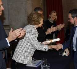 Su Majestad la Reina Doña Sofía hace entrega del galardón por Recuperación y puesta en valor del Monasterio de Santa María de Rioseco (Burgos), a Juan