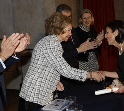 Su Majestad la Reina Doña Sofía hace entrega del galardón por Diseño, desarrollo y ejecución de la unificación de la señalética de las juderías que co