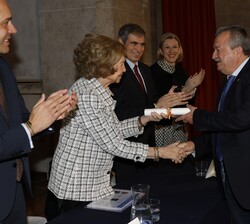 Su Majestad la Reina Doña Sofía hace entrega del galardón por Geoda de Pulpi, a Juan Pedro García Pérez, alcalde de Pulpí