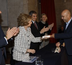 Su Majestad la Reina Doña Sofía hace entrega del galardón por Proyecto cultural “Legado vivo”, a Jesús Joaquín López, director del proyect
