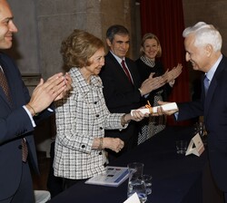 Su Majestad la Reina Doña Sofía hace entrega del galardón por Molino de la Fuente del Corcho: recuperación de la memoria industrial, cultural y etnogr