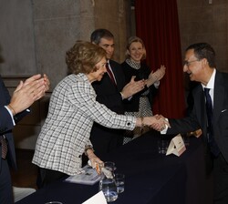 Su Majestad la Reina Doña Sofía hace entrega del galardón por Investigación, documentación, restauración y comunicación de las fachadas de la Giralda 