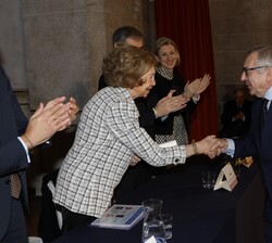 Su Majestad la Reina Doña Sofía hace entrega del galardón por Asociación Industria, Cultural y Naturaleza (INCUNA). De defensa del patrimonio industri