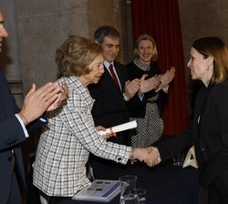 Su Majestad la Reina Doña Sofía hace entrega del galardón por Symphony, un viaje virtual al corazón de la música, a Marta Morales, coordinadora de pro