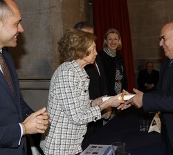 Su Majestad la Reina Doña Sofía hace entrega del galardón por Isla del Rey, Mahón (Menorca), a Luis Alejandre Sintes, presidente de la Fundación del H