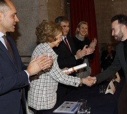 Su Majestad la Reina Doña Sofía hace entrega del galardón por PAX-Patios de la Axerquía (Córdoba), a Carlos Anaya, arquitecto, antropólogo y socio fun