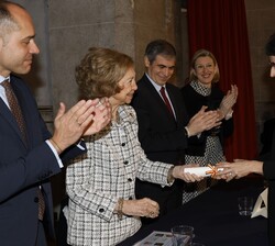 Su Majestad la Reina Doña Sofía hace entrega del galardón por Rehabilitación del Puente de Deba (Guipúzcoa), a María José Telleria, directora general 