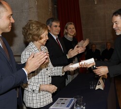 Su Majestad la Reina Doña Sofía hace entrega del galardón por Restauración de los pozos de nieve de Sierra Espuña (Murcia), a Pablo Carbonell, arquite