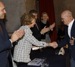 Su Majestad la Reina Doña Sofía hace entrega del galardón por Escuela de Carpintería de lo Blanco de Narros del Castillo (Ávila), a Ángel María Martín