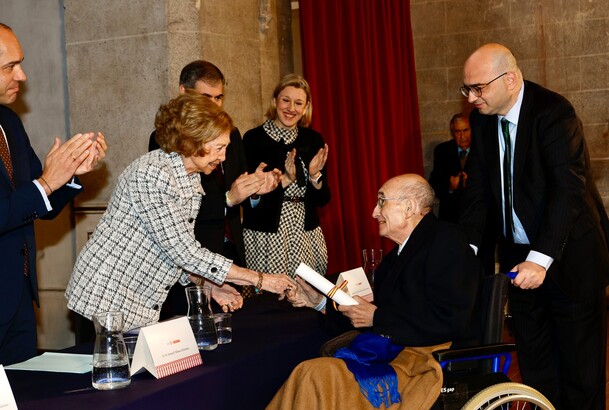 Doña Sofía hace entrega del diploma a José María Ballester, socio fundador de Hispania Nostra, por toda una vida dedicada al servicio del Patrimonio C
