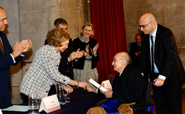 Doña Sofía hace entrega del diploma a José María Ballester, socio fundador de Hispania Nostra, por toda una vida dedicada al servicio del Patrimonio C