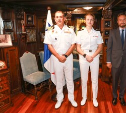 Su Alteza Real la Princesa de Asturias junta al Embajador de España en Panamá y el Comandante del Buque 