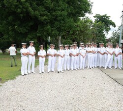 Comisión de guardiamarinas durante la visita al Panamá Viejo