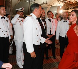 Su Majestad la Reina a su llegada a la recepción en el Buque 