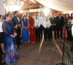 La Reina y la Princesa de Asturias durante las palabras de bienvenida del Comandante del Buque 