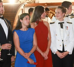Doña Letizia y Doña Leonor en el Buque 