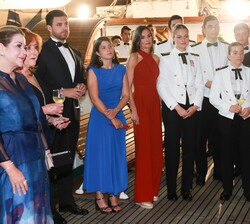 La Reina y la Princesa de Asturias con familiares y guardiamarinas durante la recepción en el Buque 
