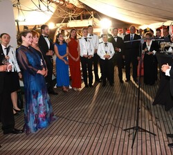 Su Majestad la Reina y Su Alteza Real la Princesa de Asturias durante la intervención del Embajador de España en Panamá en el Buque 