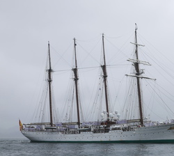 El Buque Escuela Juan Sebastián Elcano entra en la Escuela Militar Naval
