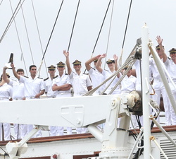 Su Alteza Real la Princesa de Asturias saluda a su llegada a bordo del Juan Sebastián Elcano junto a sus compañeros
