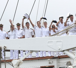 Su Alteza Real la Princesa de Asturias saluda a su llegada a bordo del Juan Sebastián Elcano junto a sus compañeros