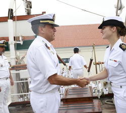 Su Alteza Real la Princesa de Asturias se despide del comandante del Buque Escuela Juan Sebastián Elcano