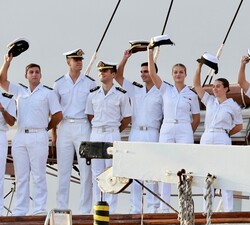 Su Alteza Real la Princesa de Asturias, acompañada por sus compañeros guardiamarina, a bordo del buque escuela Juan Sebastián de Elcano a su llegada a