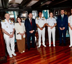 Su Alteza Real la Princesa de Asturias acompañada de las autoridades asistentes al almuerzo 