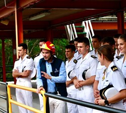 Su Alteza Real la Princesa de Asturias atiende las explicaciones durante su visita al Centro Jovellanos de Salvamento Marítimo, en el marco de la esca