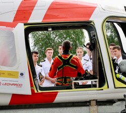 La Princesa de Asturias escucha con atención las indicaciones del personal del Centro Jovellanos, especializado en simulacros de salvamento y lucha co
