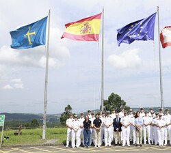 La Princesa de Asturias, junto a sus compañeros guardiamarinas, y los responsables del Centro Jovellanos de Salvamento Marítimo