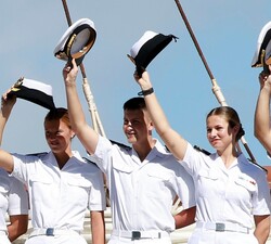 Su Alteza Real la Princesa de Asturias junto a su compañros guardiamarinas a su llegada al Puerto de Salvador de Bahía
