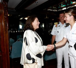 Su Alteza Real la Princesa de Asturias recibe el saludo de la Embajadora de España en Brasil, Mar Fernández-Palacios, en el Buque Escuela Juan Sebastián de Elcano