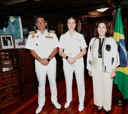 La Princesa de Asturias acompañada de la Embajadora de España en Brasil, Mar Fernández-Palacios, y del Capitán de Navío Comandante del Buque Escuela 