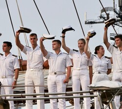 Su Alteza Real la Princesa acompañada de sus compañeros guardiamarina en el Buque Escuela “Juan Sebastián de Elcano” saluda a su llegada a