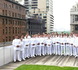 Fotografía de grupo de Su Alteza Real la Princesa de Asturias con sus compañeros guardiamarinas