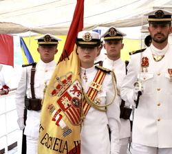 La Princesa de Asturias abanderada en la Jura de Bandera durante su escala en Nueva York